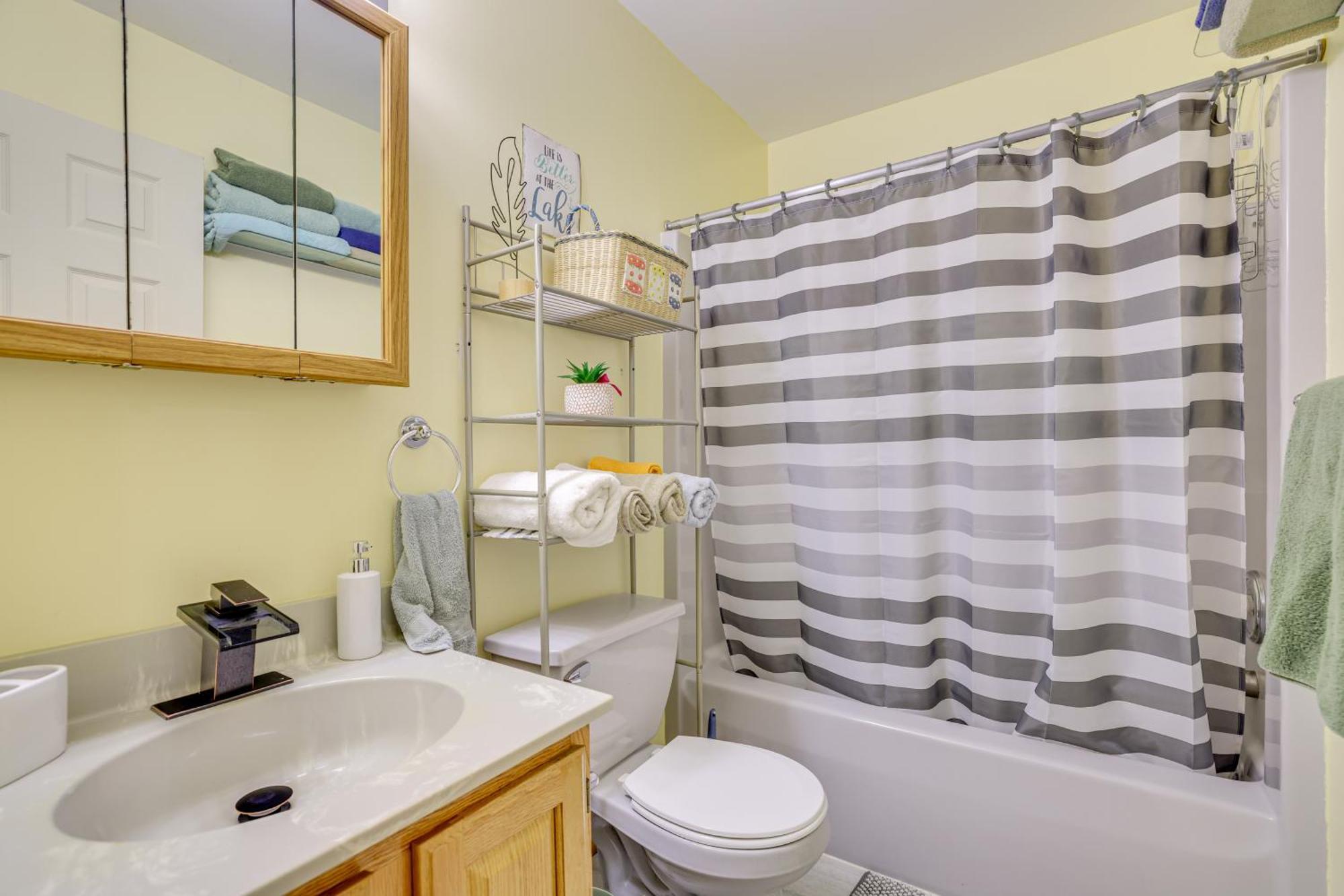 Lakefront Poconos With Hot Tub! Holiday home Pocono Summit