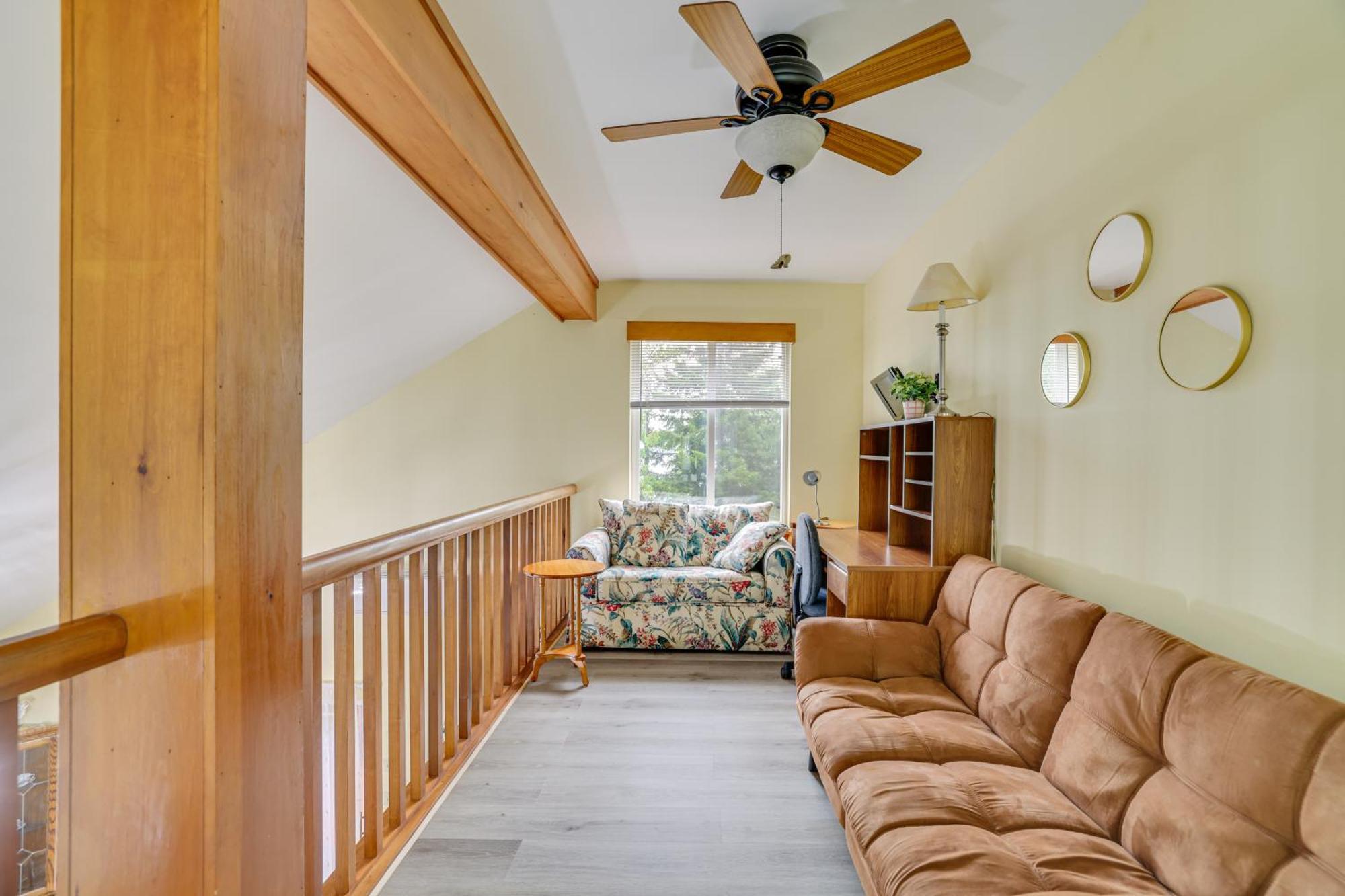 Lakefront Poconos With Hot Tub! Holiday home