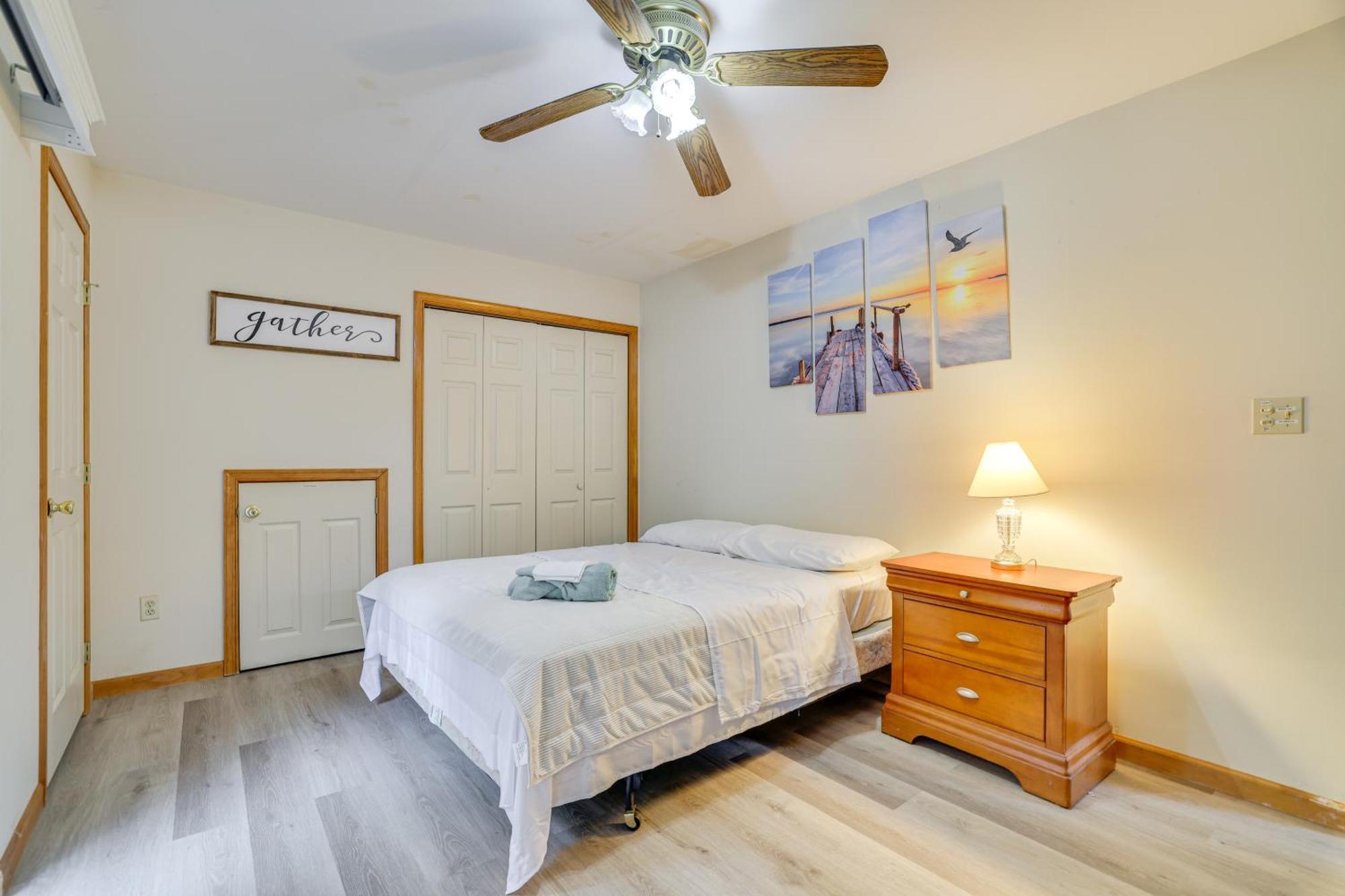 Holiday home Lakefront Poconos With Hot Tub!