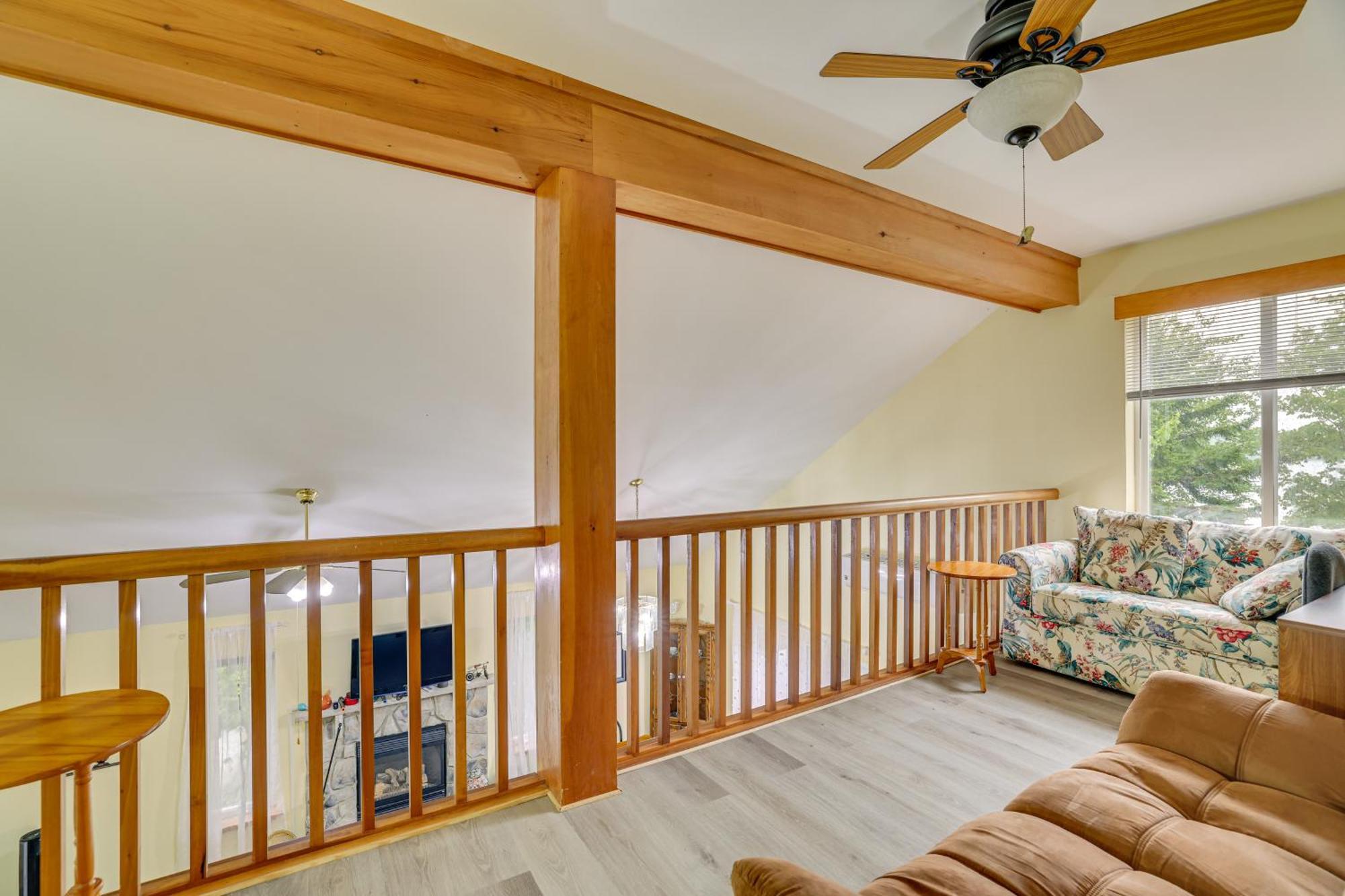 Lakefront Poconos With Hot Tub! Holiday home *