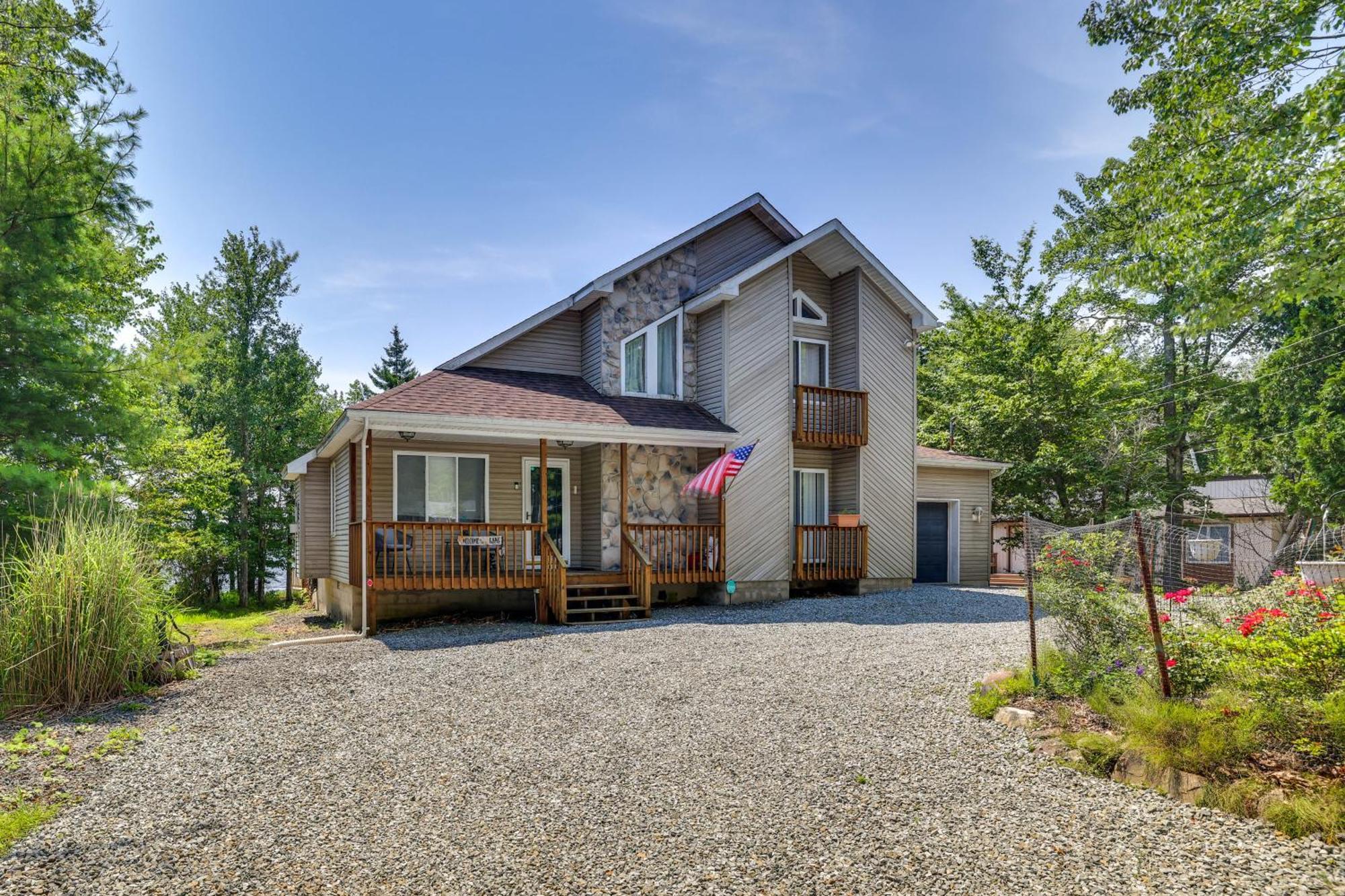 Lakefront Poconos With Hot Tub! Holiday home Pocono Summit