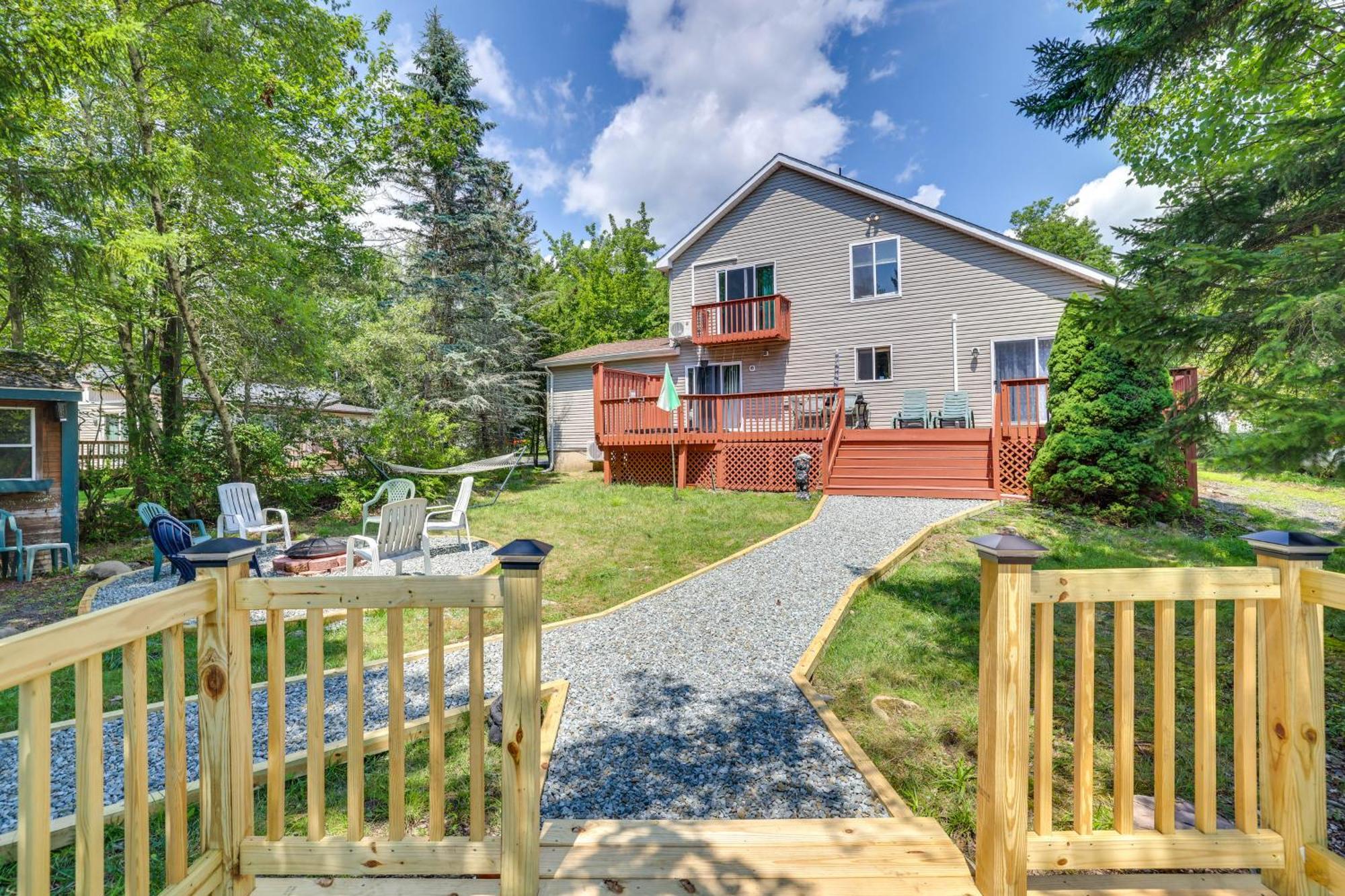 Lakefront Poconos With Hot Tub! Holiday home Pocono Summit