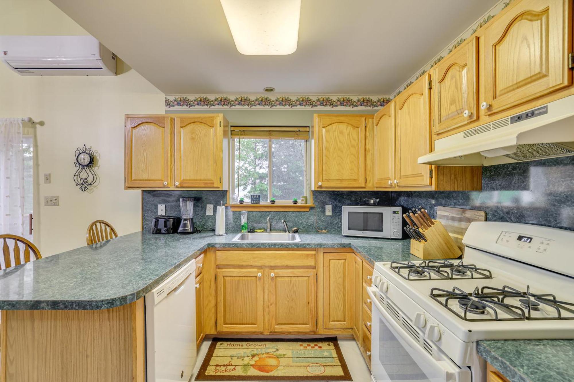 Lakefront Poconos With Hot Tub! Holiday home