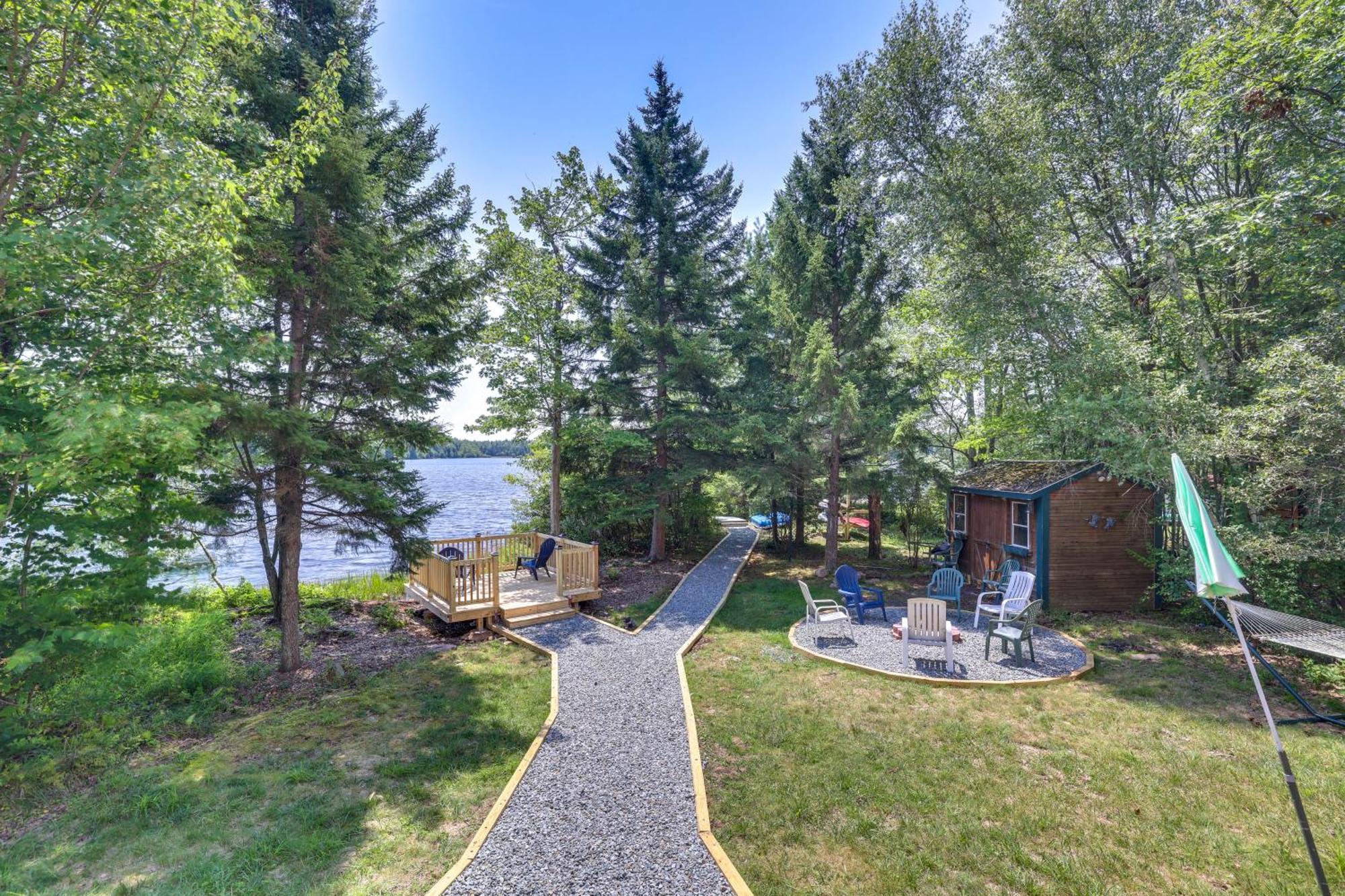 Holiday home Lakefront Poconos With Hot Tub!