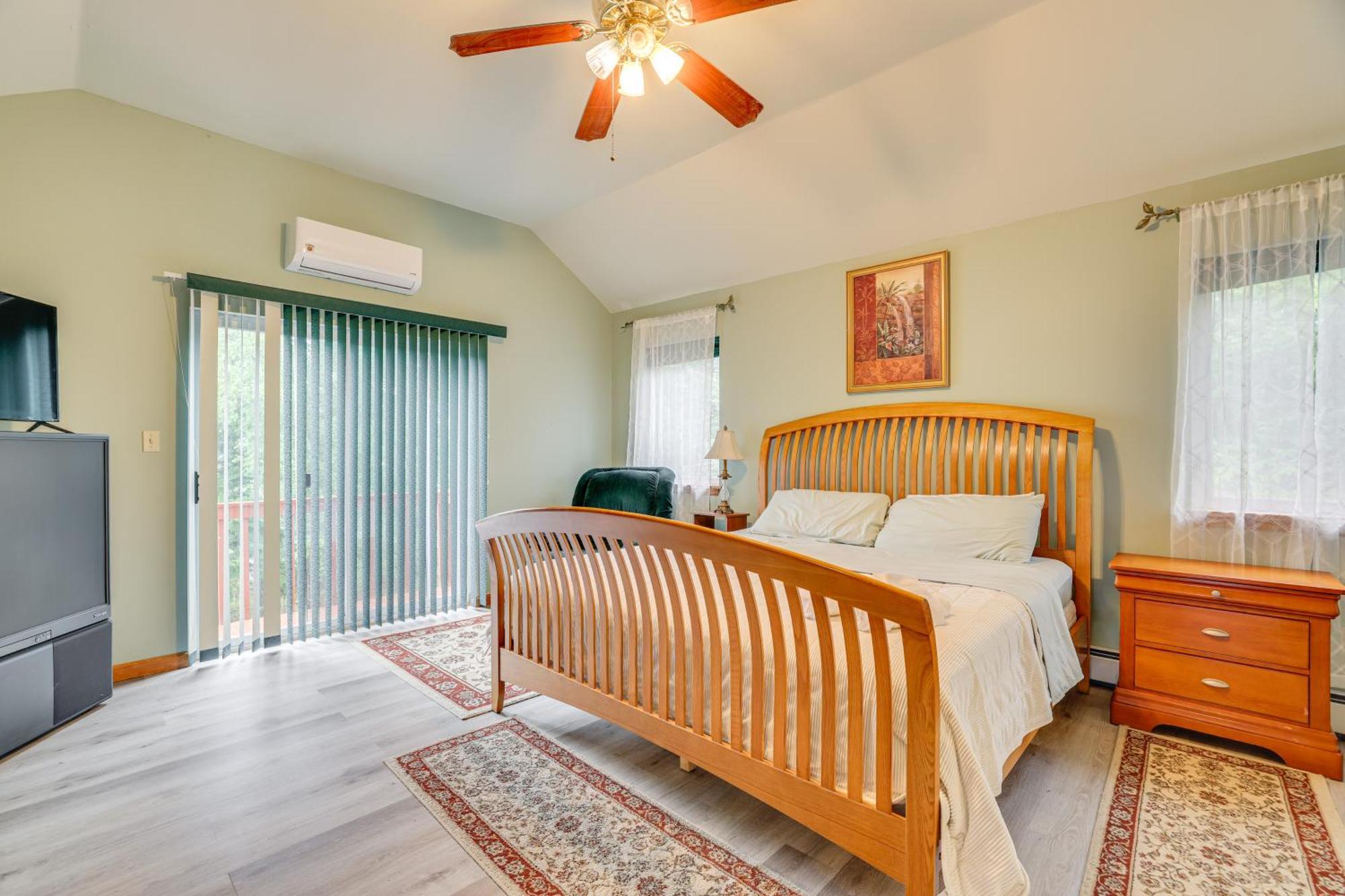Lakefront Poconos With Hot Tub! Holiday home Pocono Summit