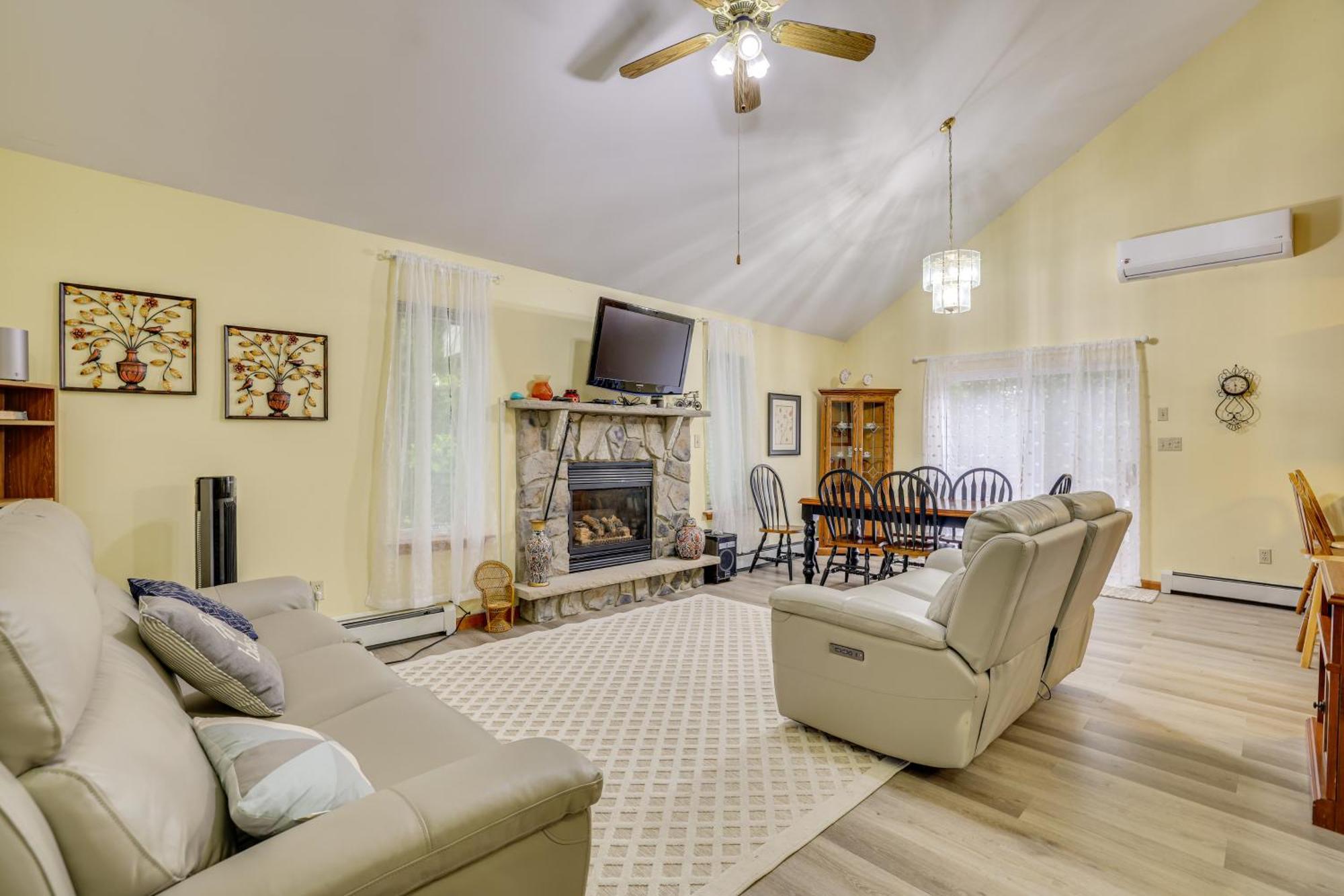 Lakefront Poconos With Hot Tub! Holiday home *