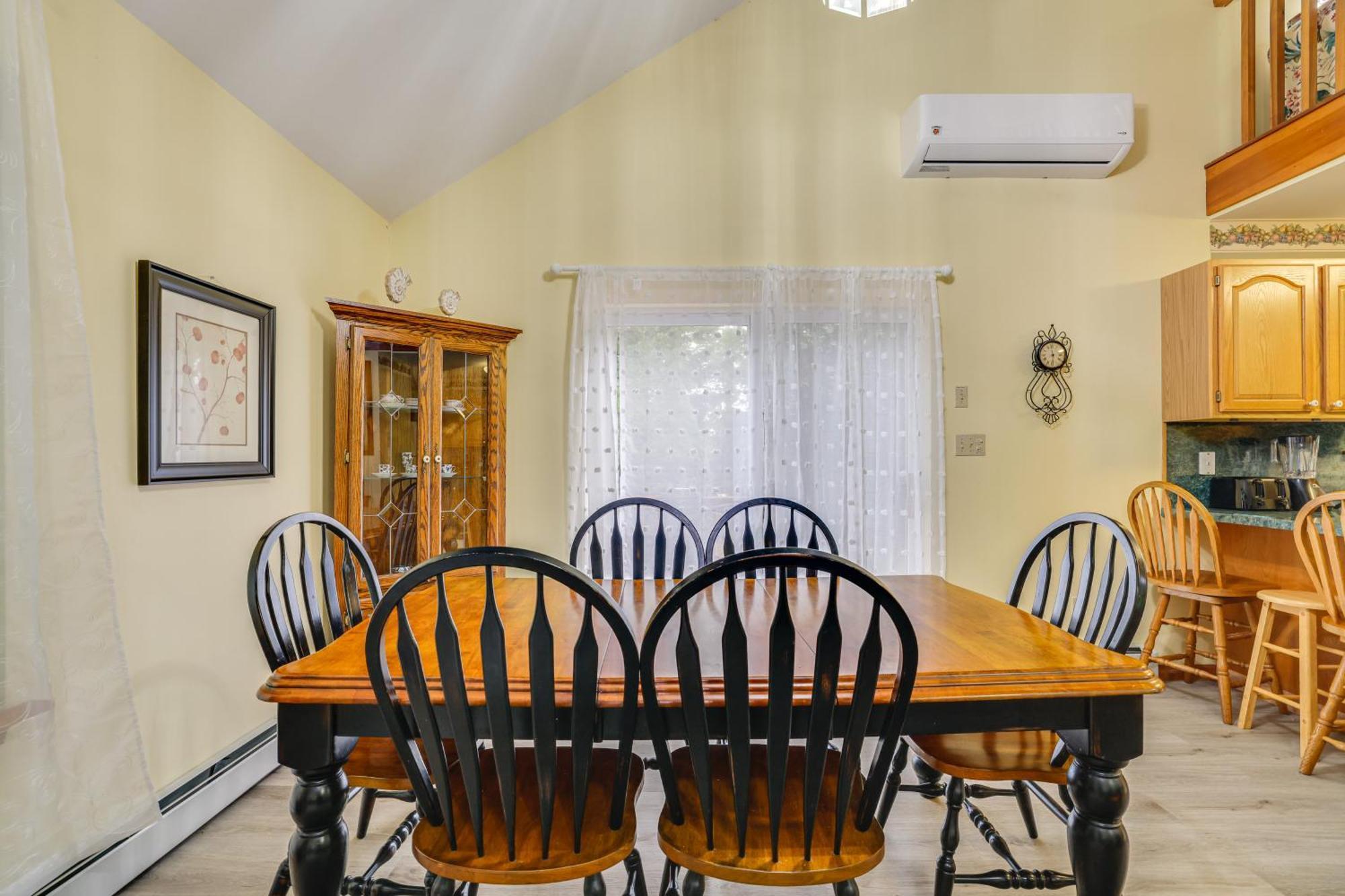 Lakefront Poconos With Hot Tub! Holiday home Pocono Summit