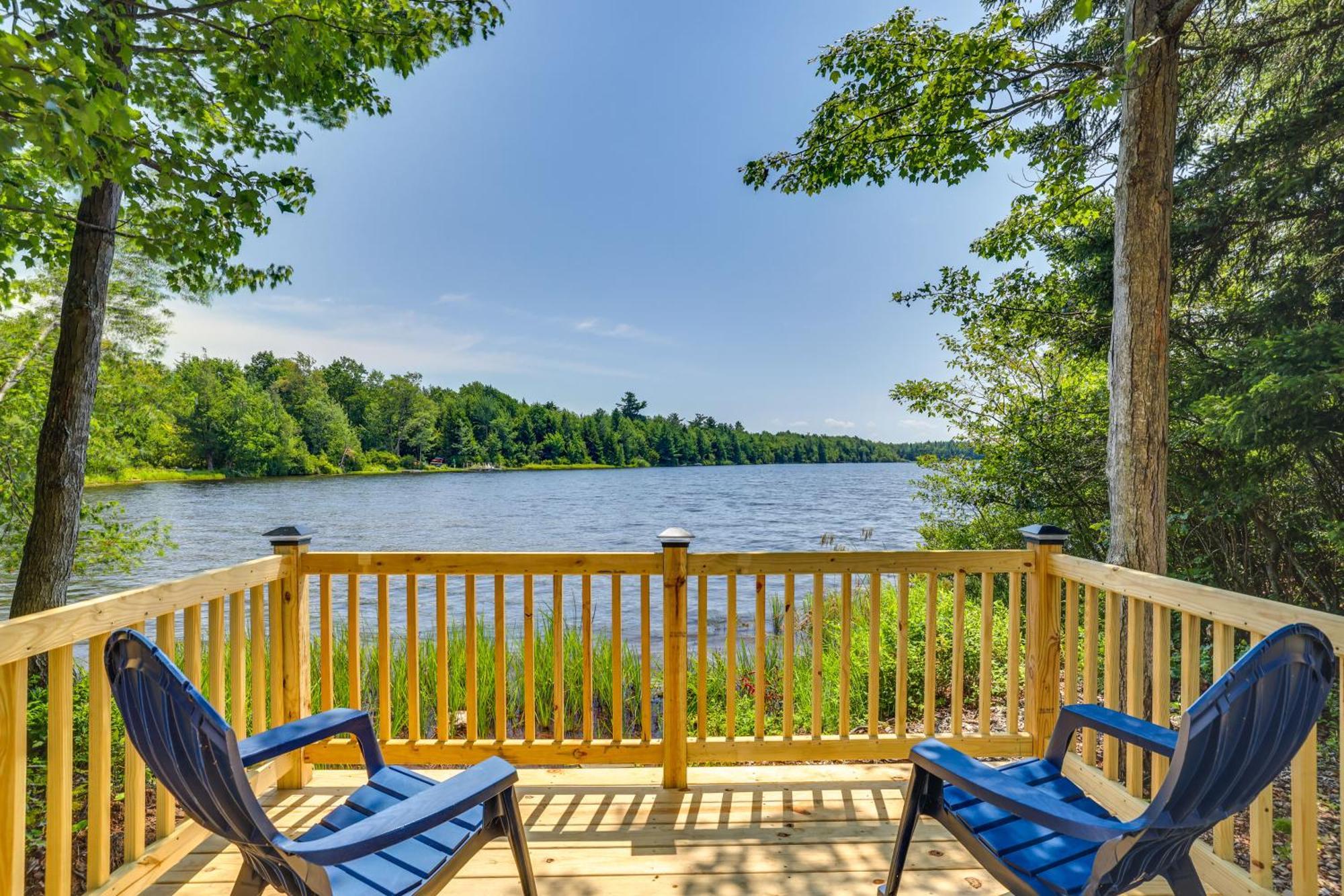 Lakefront Poconos With Hot Tub! Holiday home Pocono Summit