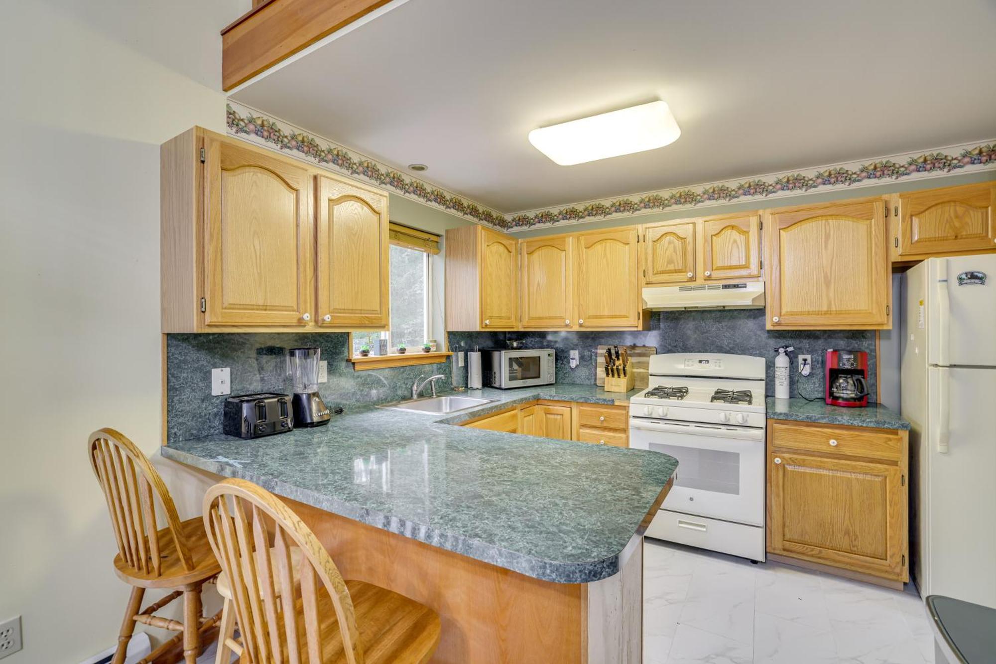 Lakefront Poconos With Hot Tub! * Pocono Summit