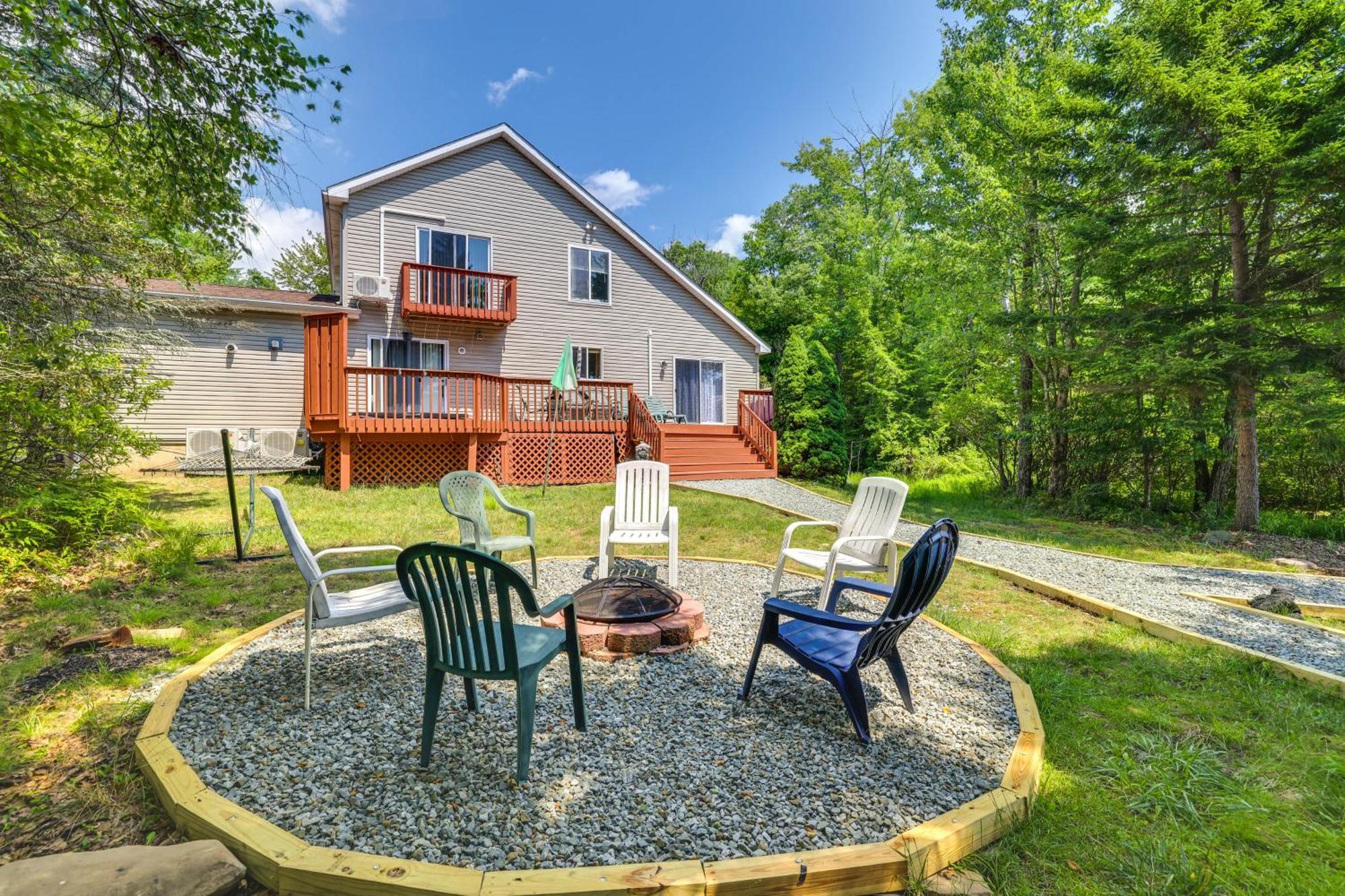 Сasa de vacaciones Lakefront Poconos With Hot Tub! *